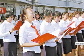 老师结婚诚邀学生参加，家长随带600礼金，隔天班级群“很温馨”图片