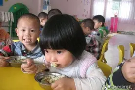 幼师发午餐照秒撤回，却没逃过宝妈火眼金睛：希望给个满意答复图片