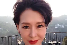 魅力依旧！56岁不老女神夏文汐罕见露面，容光焕发女人味十足图片