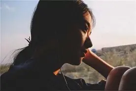 62岁大姨高铁上吃泡面，被嘲“没素质”：你没穷过，你真的不懂图片