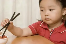 孩子吃饭这3种表现，长大后多半没出息，有些家长还在沾沾自喜图片