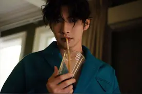 曝张彬彬与同性互动亲密，深夜搂男生出街，还曾环抱罗云熙私语图片