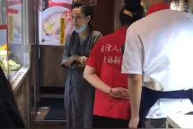 45岁主持人王芳被偶遇，穿着朴素走路缩头没形象？手上玉镯瞩目图片