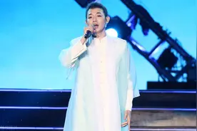 霍尊被陈露曝光9年地下情，他最终活成了和父亲火风一样的男人图片