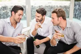 饭局上领导递烟，别说“不抽烟”，学会这3个规矩，给脸要接住图片