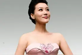 她是国家一级演员兼歌唱家，参加过12次春晚，先生是董事长图片