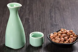 偶尔大醉一次和每天只喝一小杯酒，哪种对肝脏的伤害大？早作了解图片