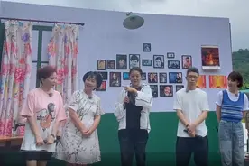 央视主持齐聚，倪萍站C位，鞠萍穿花裙好富态，小尼小撒似小跟班图片