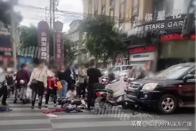 突发！福州一SUV撞电动车，两名女子倒地图片