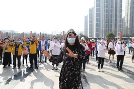 援鄂医护人员重返武汉客厅再跳“方舱广场舞”图片