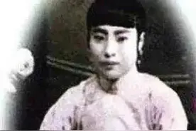 他是个卖布小贩，也是别人眼中的傻子，却因4个女人走上人生巅峰图片