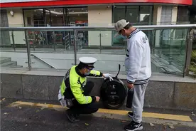 “大爷，请收了神通吧！”六旬老人脚踩“风火轮”穿梭车流，惊到交警……图片