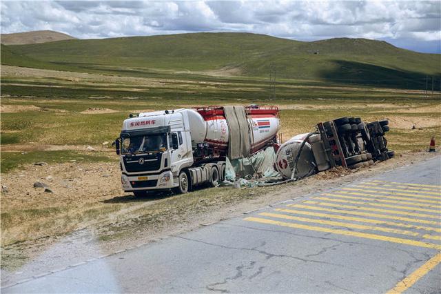 “青藏线只要敢来，就能赚钱”，道路的艰险，让卡车司机望而却步的同时，也使运价水涨船高