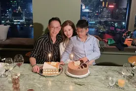 李嘉欣一家为她庆生，10岁儿子爆肥龅牙抢镜，豪宅内满地大牌包图片