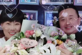 47岁海燕晒照庆银婚，老公“刘一水”送99朵玫瑰，结婚25年仍腻歪图片