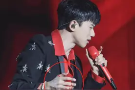 张杰演唱会发生意外！从摔下升降台背部着地，手受伤流血坚持表演图片