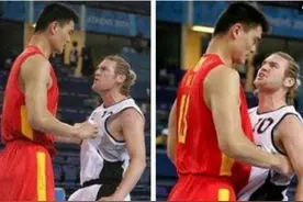 姚明最霸气的4张照片，单手隔扣大本，单场盖帽奥尼尔5次图片