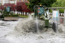 合肥北城世纪金源附近出现严重积水 多部门救援图片