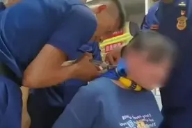 女子遭密码锁锁脖子：熊孩子干的，以前打过……【三分钟法治新闻全知道】图片