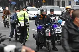 交警严查超标电动车违法上路！图片
