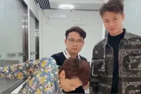 56岁黄一山和小一辈歌手称兄道弟，周星驰御用配角也要当网红？图片
