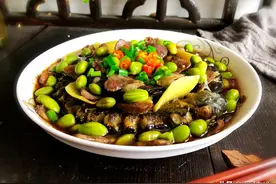 夏天的黄鳝最肥美，这做法特别简单省事，营养不流失，味道好鲜美图片