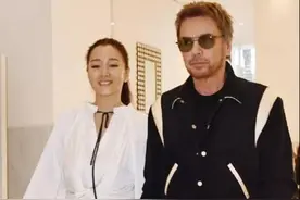 巩俐与72岁外国老公亮相互动，被嘲：三婚配四婚，两个离婚大师图片