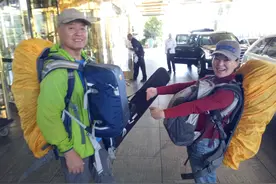 背包自助环球旅行，他们的装备比绝大多数行者多两样秘密武器图片