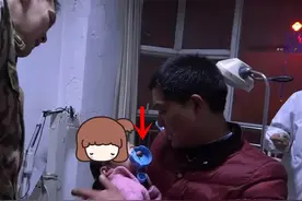 女孩喝水被水杯“卡住舌头”，家有这类水杯要注意，别给孩子用了图片