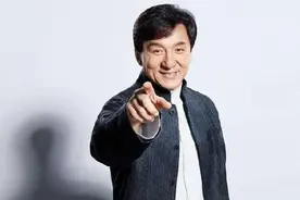 2013年，成龙回安徽认祖，在同父异母的穷大哥家只逗留了10多分钟图片