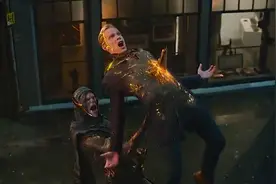 美队的盾牌如此坚硬，为啥幻视的振金这么脆，开场就被亡刃扎穿图片