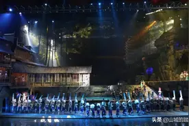 吐槽凤凰古城太商业化，但仅凭这个演出也值得打卡！你认为呢？图片