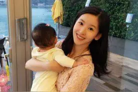 比刘强东大5岁的丈母娘有多美？照片曝光后：叫妈不尴尬吗？图片