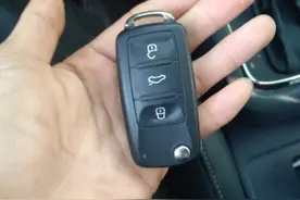 钥匙忘在车里咋办？老司机教你4招轻松解决，别再花钱找师傅了图片