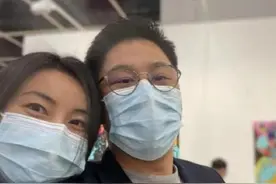 郭晶晶观展身材臃肿，疑似“怀四胎”，520和霍启刚享受二人世界图片