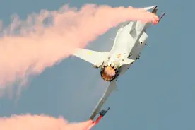 矢量歼10B上演三套“超机动”，张召忠：是世界顶尖，但不是最强视频封面