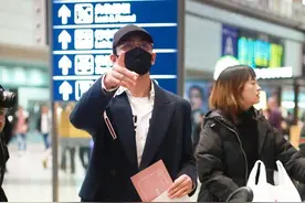 高天鹤戴口罩帽子全副武装 手指镜头似不愿被拍图片