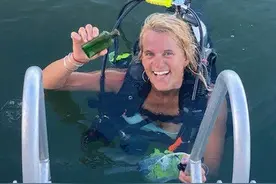 美国女子海里潜水，捡到一个近百年前的漂流瓶，里面藏有一张纸条图片