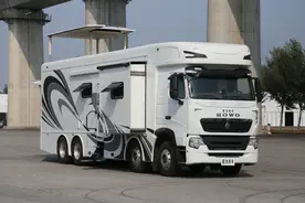 千万级高端房车自带车库，三拓展还有车顶露台，星池重卡8×4房车图片