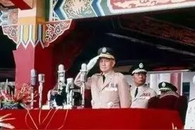 阅兵式上旗帜落地，黄埔军校就地解散，谁是黄埔“末代校长”？图片