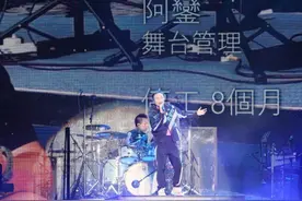 48岁郑中基演唱会变车展，百万限量版名车都有，老婆在旁助阵加油图片