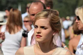 艾玛-沃特森现身活动 皮肤雪白太美了图片