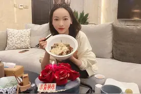 于正才是最大黑粉！晒吴谨言近照但p图太狠，像是没有灵魂的娃娃图片