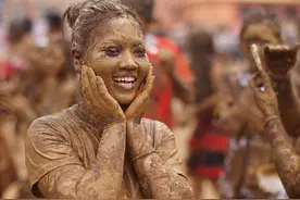 云南感受沧源“摸你黑”狂欢节，摸你黑你就是祝福你图片