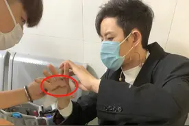 敖犬录节目手掌突被割开！血溅薛之谦脖颈，紧急送医缝合多针图片