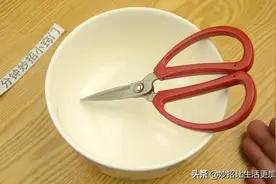 剪刀不管多旧多钝都不要扔，学会这一招，锋利如新，方法太棒了图片