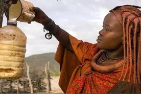 非洲红泥部落，女子赤裸上身涂抹红泥，部落大多数男性活不过15岁图片