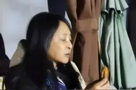 58岁李勤勤老到认不出，双眼凹陷面色蜡黄，住处太普通显破旧图片