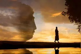 虔诚佛弟子：每日凌晨2点起来诵经，只吃一顿饭，跪行绕佛数十年图片