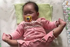 宝宝的睡姿有多“奇葩”？掀开被子后宝妈笑出声，可谓浑身都是戏图片